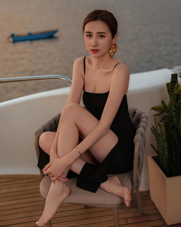 沈卓盈豪宅性感晒白滑長腿似少女！41歲闊太逆生長狀態更勝全盛時期