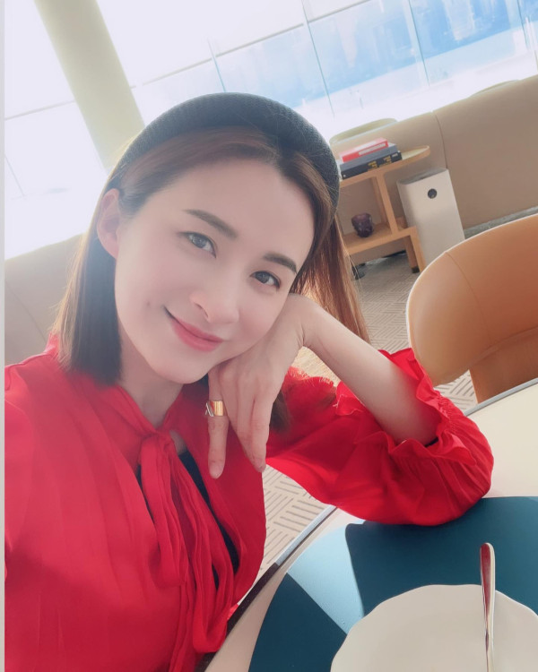 沈卓盈豪宅性感晒白滑長腿似少女！41歲闊太逆生長狀態更勝全盛時期