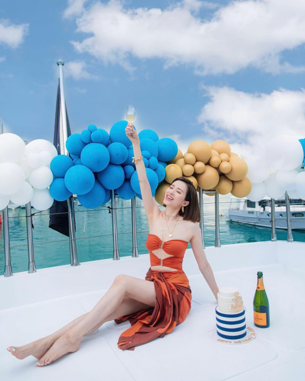 沈卓盈豪宅性感晒白滑長腿似少女！41歲闊太逆生長狀態更勝全盛時期