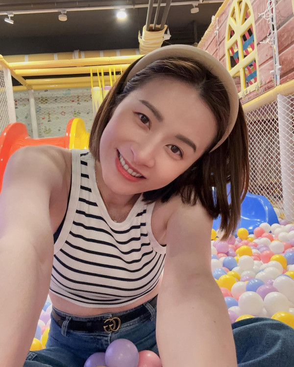 沈卓盈豪宅性感晒白滑長腿似少女！41歲闊太逆生長狀態更勝全盛時期