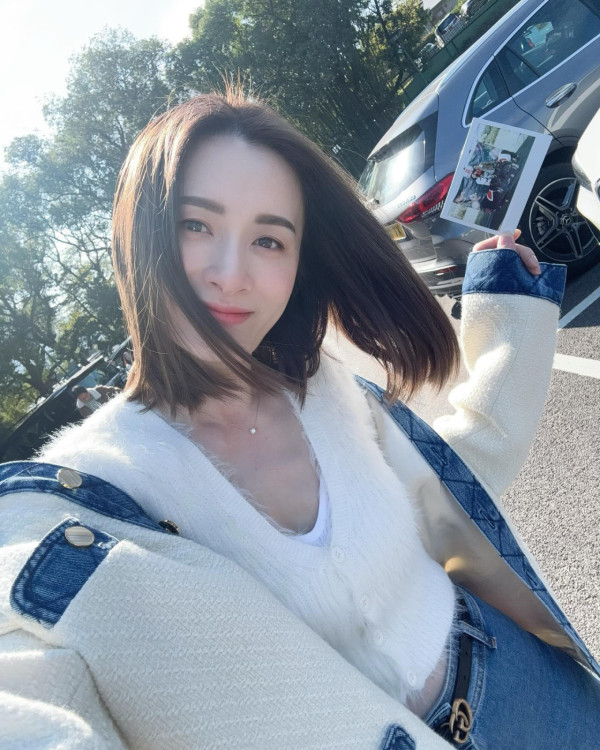 沈卓盈豪宅性感晒白滑長腿似少女！41歲闊太逆生長狀態更勝全盛時期