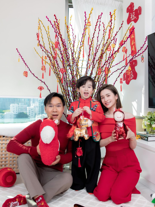 沈卓盈豪宅性感晒白滑長腿似少女！41歲闊太逆生長狀態更勝全盛時期