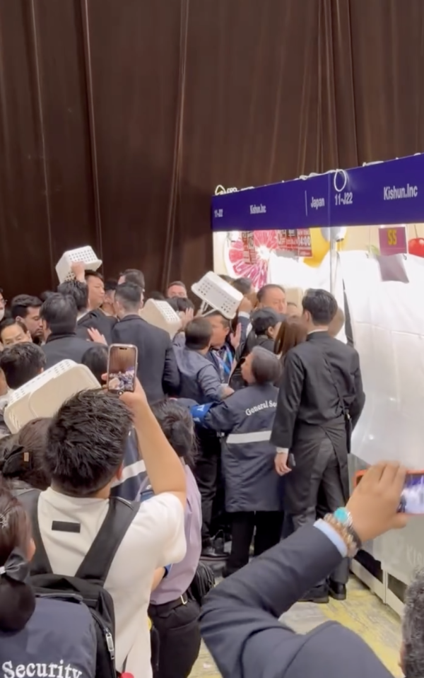 香港珠寶展爆「喪屍」搶購潮。（圖片來源：Threads@susu_huang1115）