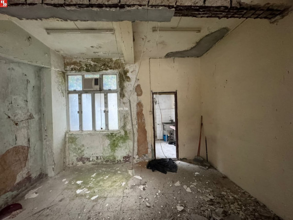 西營盤「敘利亞風」爛屋放售！1字頭買到335呎單位？屋內狀況嚇窒網民：點裝修都係化妝樓