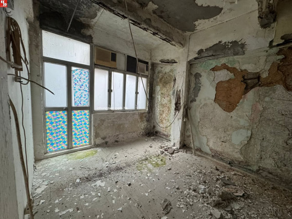 西營盤「敘利亞風」爛屋放售！1字頭買到335呎單位？屋內狀況嚇窒網民：點裝修都係化妝樓