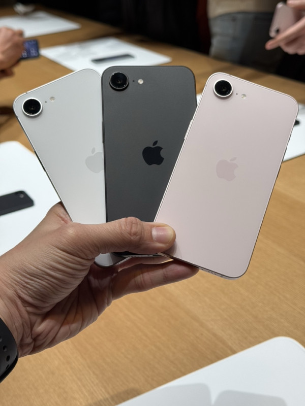 Apple iPhone 17e 實機上手：$5,099 劈價玩 A19 旗艦晶片！5 大賣點直擊、容量翻倍超大方