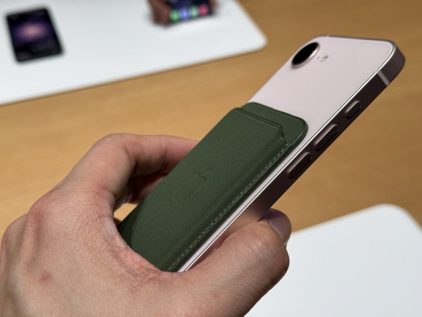 Apple iPhone 17e 實機上手：$5,099 劈價玩 A19 旗艦晶片！5 大賣點直擊、容量翻倍超大方