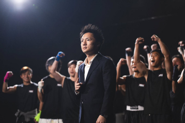 鍾培生宣布求婚成功娶莊雅婷!化身戰士「吊威也」從天而降:照顧你一生一世