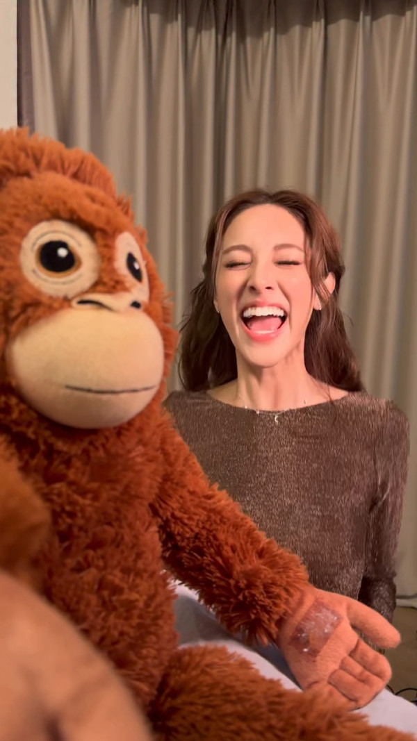 陳凱琳鄭嘉穎市郊複式豪宅曝光！奢華旋轉樓梯超氣派 一擺設竟被嘲太自戀？