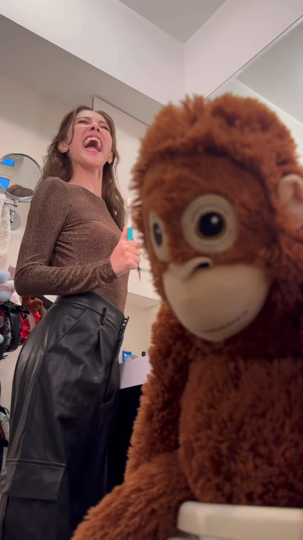 陳凱琳鄭嘉穎市郊複式豪宅曝光！奢華旋轉樓梯超氣派 一擺設竟被嘲太自戀？