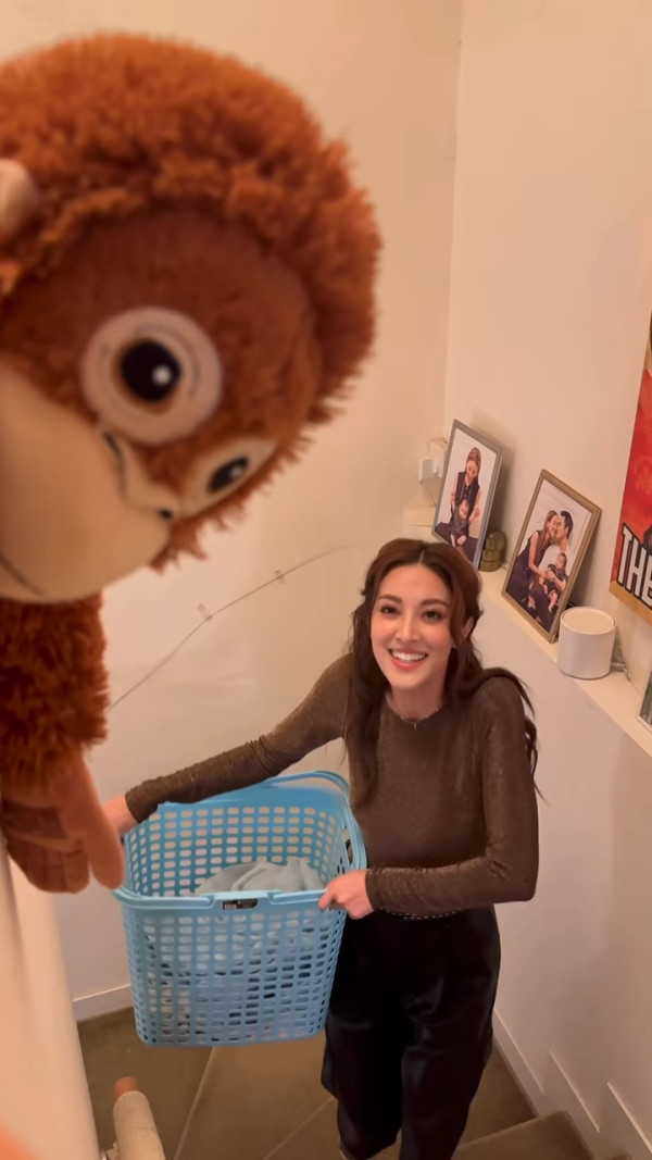 陳凱琳鄭嘉穎市郊複式豪宅曝光！奢華旋轉樓梯超氣派 一擺設竟被嘲太自戀？