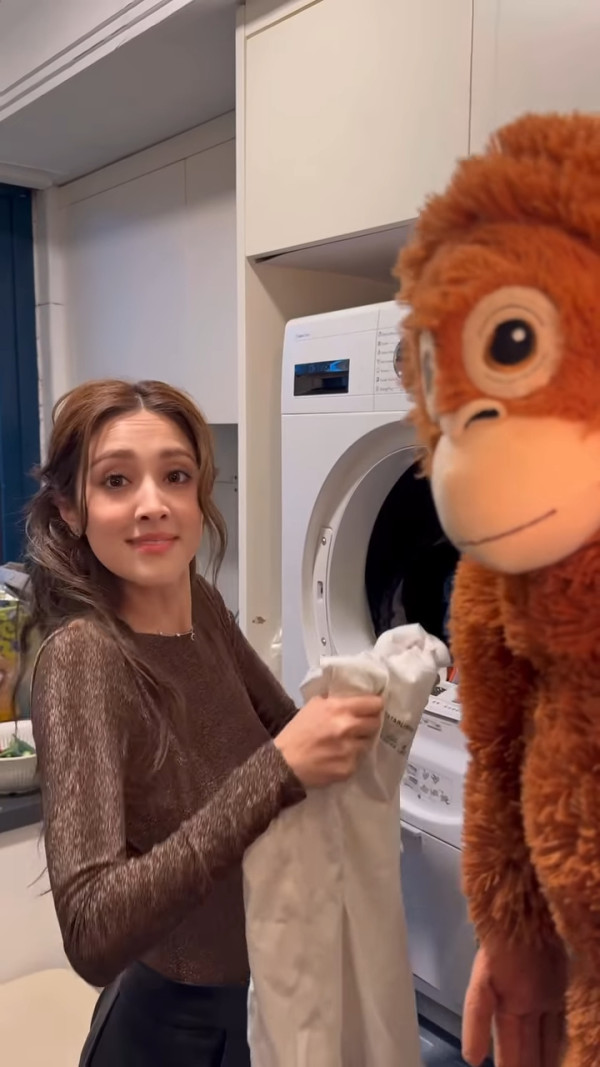 陳凱琳鄭嘉穎市郊複式豪宅曝光！奢華旋轉樓梯超氣派 一擺設竟被嘲太自戀？