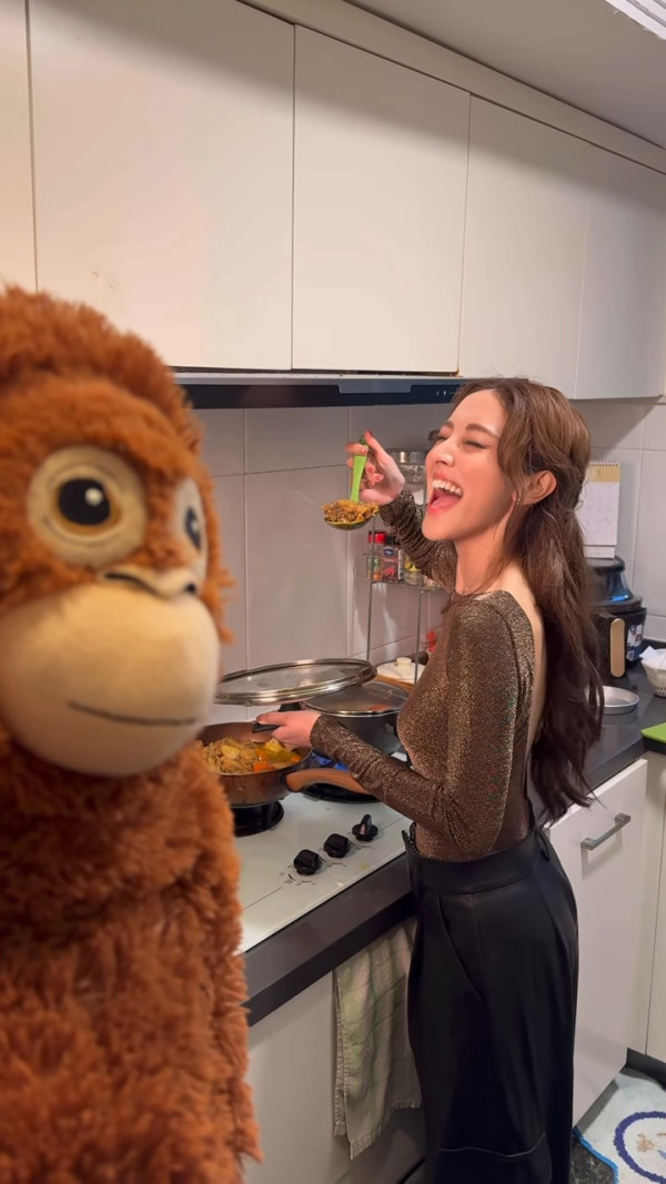 陳凱琳鄭嘉穎市郊複式豪宅曝光！奢華旋轉樓梯超氣派 一擺設竟被嘲太自戀？