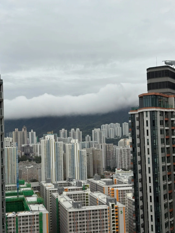 獅子山驚現「雪山」奇景？啟德居民早上直擊！雲霧淹沒山頭似足富士山