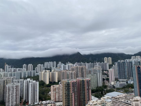 獅子山驚現「雪山」奇景？啟德居民早上直擊！雲霧淹沒山頭似足富士山