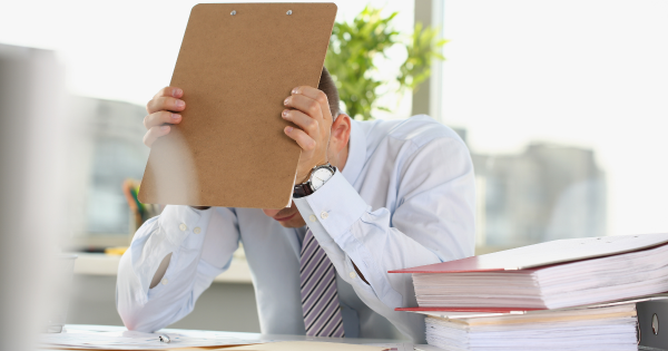 12大文職面臨AI大清洗！銀行/保險/廣告業難逃一劫？呢款工種需求恐暴跌26%