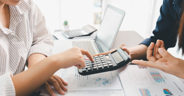 12大文職面臨AI大清洗！銀行/保險/廣告業難逃一劫？呢款工種需求恐暴跌26%