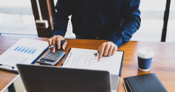 12大文職面臨AI大清洗！銀行/保險/廣告業難逃一劫？呢款工種需求恐暴跌26%