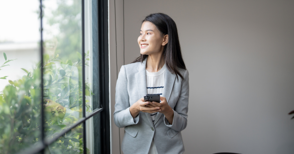 12大文職面臨AI大清洗！銀行/保險/廣告業難逃一劫？呢款工種需求恐暴跌26%