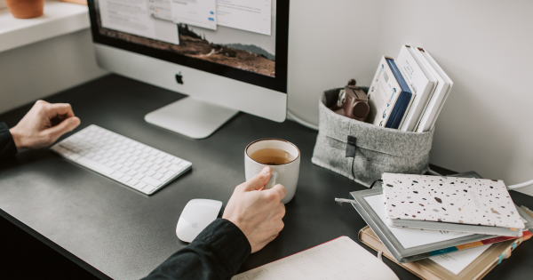 12大文職面臨AI大清洗！銀行/保險/廣告業難逃一劫？呢款工種需求恐暴跌26%