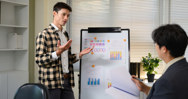 12大文職面臨AI大清洗！銀行/保險/廣告業難逃一劫？呢款工種需求恐暴跌26%