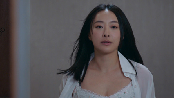 臥底嬌娃丨陳瀅罕晒性感吊帶喱士睡衣look 鏡頭前除衫透視曲線極盡誘惑