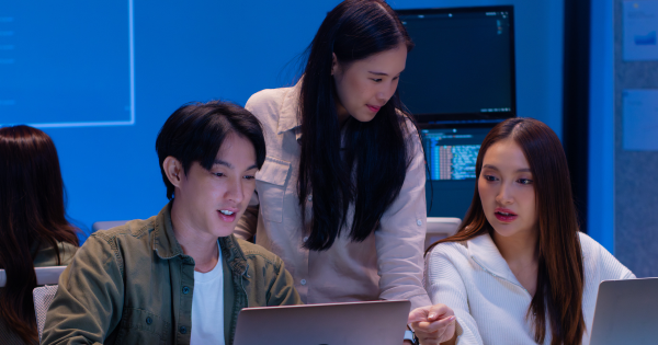 12大文職面臨AI大清洗！銀行/保險/廣告業難逃一劫？呢款工種需求恐暴跌26%