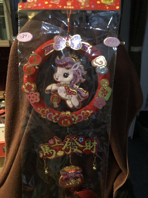 正月十五後揮春要全拆？玄學家警告「貼太耐」恐招病痛！連Chiikawa都難逃一劫