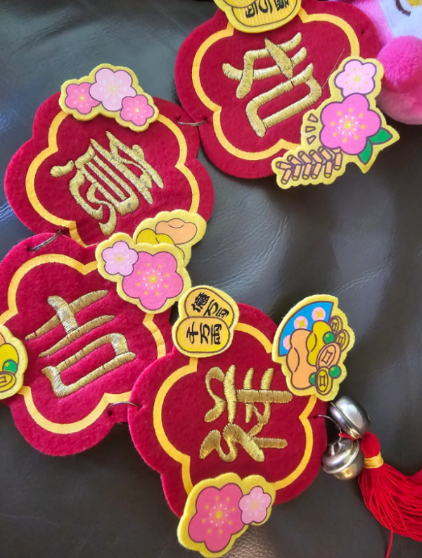 正月十五後揮春要全拆？玄學家警告「貼太耐」恐招病痛！連Chiikawa都難逃一劫