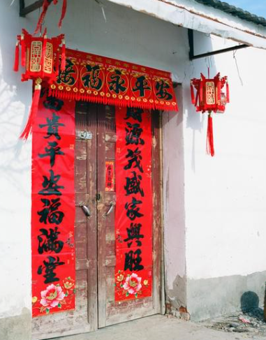 正月十五後揮春要全拆？玄學家警告「貼太耐」恐招病痛！連Chiikawa都難逃一劫