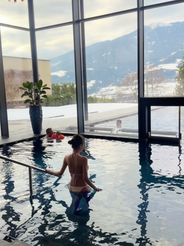 譚嘉儀意大利享受babymoon之旅！曬佗雙胞胎泳照身材依然纖瘦 