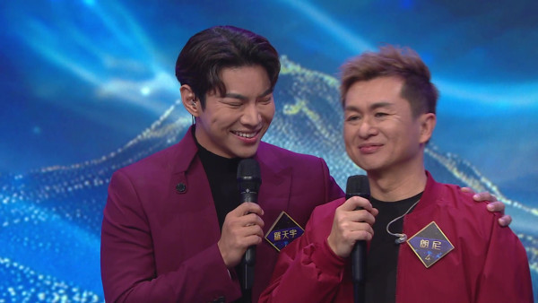 中年好聲音4｜羅天宇除面具後信心盡失！緋聞女友陳懿德不避嫌到場冧爆打氣