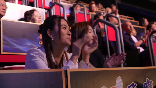 中年好聲音4｜羅天宇除面具後信心盡失！緋聞女友陳懿德不避嫌到場冧爆打氣