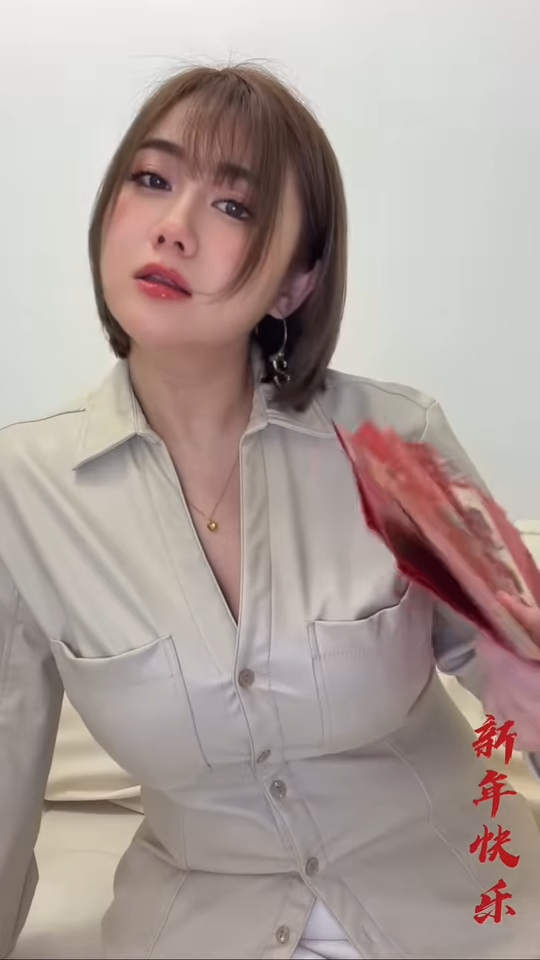 前TVB失婚咪神一刀剪短髮換新形象！髮型不及36E導彈胸震撼︰唔知望邊好！