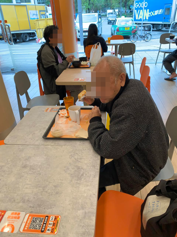 連鎖餐廳買$7奶茶坐一個鐘？老伯被偷拍公審「霸位」。圖片來源：Facebook@清濤苑清河邨&祥龍圍