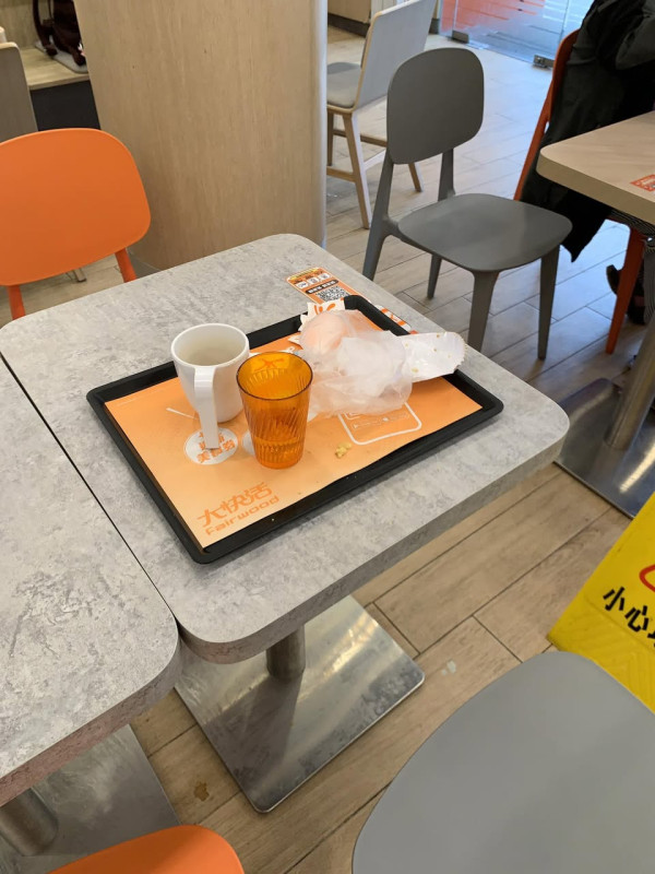 連鎖餐廳買$7奶茶坐一個鐘？老伯被偷拍公審「霸位」。圖片來源：Facebook@清濤苑清河邨&祥龍圍