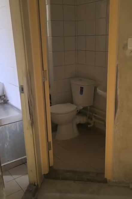 但屋內狀況極為殘舊，天花及牆身油漆大面積剝落，多處出現發霉變黑的痕跡。（圖片來源：Facebook@公屋討論區）