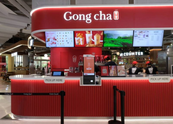 創業逆轉人生？銀行家棄百萬年薪轉行賣珍奶！靠2秘訣打入國際市場 年收45億港元？