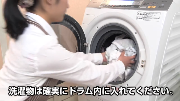 使用滾筒式洗衣機時，務必確定所有衣物都平放在洗衣機內。