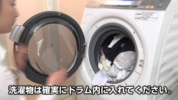 日本Panasonic官方提醒，使用滾筒式洗衣機時，務必確定所有衣物都平放在洗衣機內。