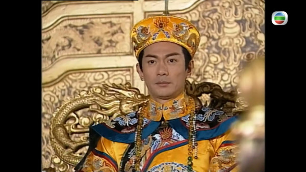 網民解釋街坊其實在「掃閣」：古代皇帝有嘅待遇。圖片來源：劇集示意圖