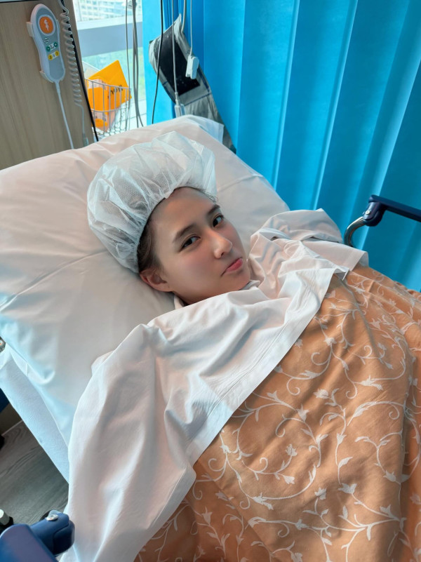 何超蓮突發晒病床照證實入醫院 親揭痛苦真相嚇壞網民 老公竇驍被指全程無影