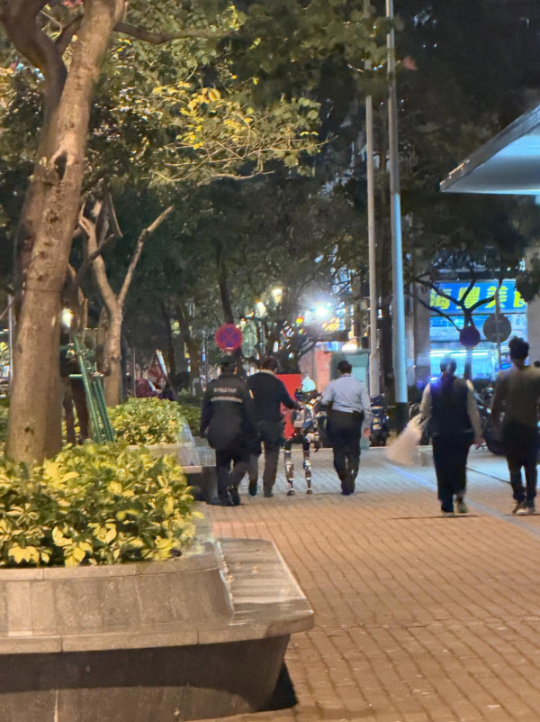 全球首宗機械人被捕？機械人街頭嚇親阿婆遭怒罵　阿 Sir 介入調停「押送犯人」