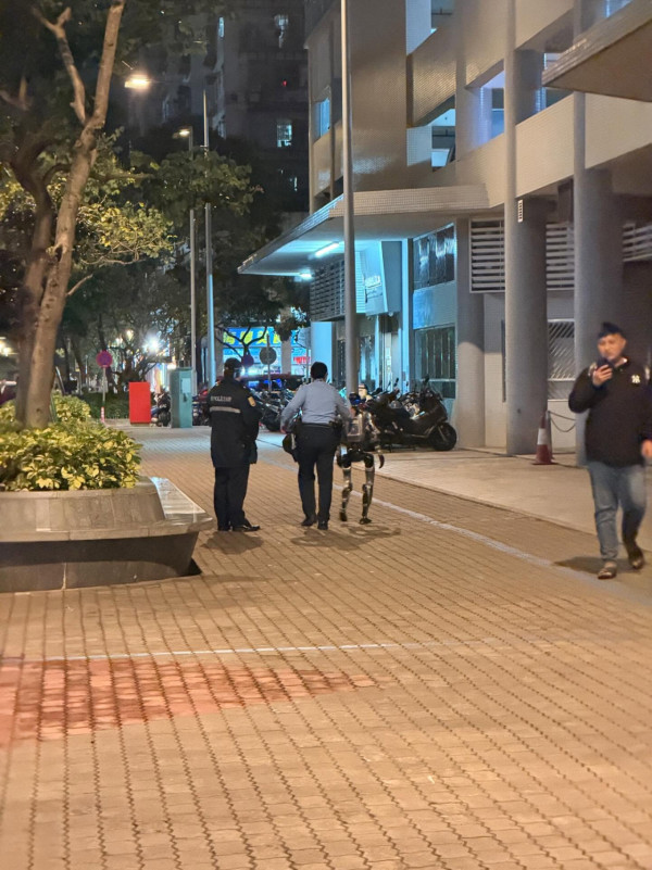 全球首宗機械人被捕？機械人街頭嚇親阿婆遭怒罵　阿 Sir 介入調停「押送犯人」