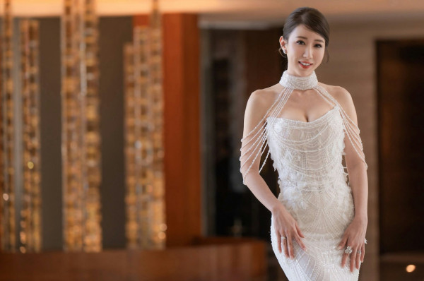 前TVB咪神陳婉衡婚禮大解放！36E超低胸透視婚紗震撼全場 狂戴流星錘金鈪顯氣派
