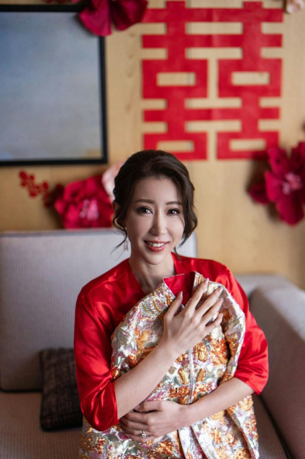 前TVB咪神陳婉衡婚禮大解放！36E超低胸透視婚紗震撼全場 狂戴流星錘金鈪顯氣派