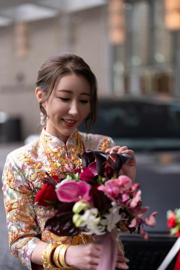 前TVB咪神陳婉衡婚禮大解放！36E超低胸透視婚紗震撼全場 狂戴流星錘金鈪顯氣派