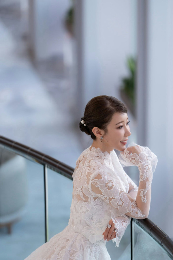 前TVB咪神陳婉衡婚禮大解放！36E超低胸透視婚紗震撼全場 狂戴流星錘金鈪顯氣派