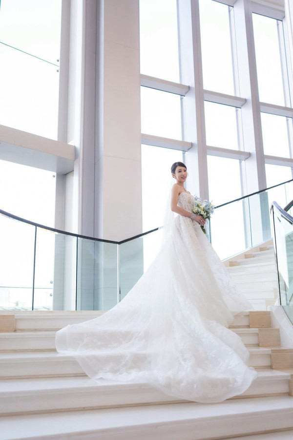 前TVB咪神陳婉衡婚禮大解放！36E超低胸透視婚紗震撼全場 狂戴流星錘金鈪顯氣派