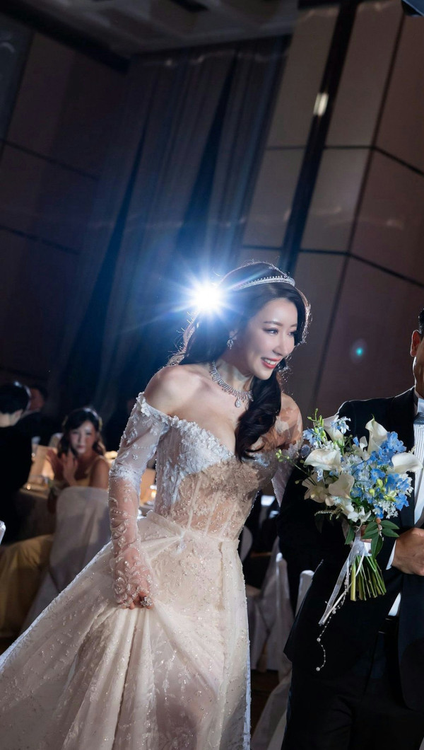 前TVB咪神陳婉衡婚禮大解放！36E超低胸透視婚紗震撼全場 狂戴流星錘金鈪顯氣派